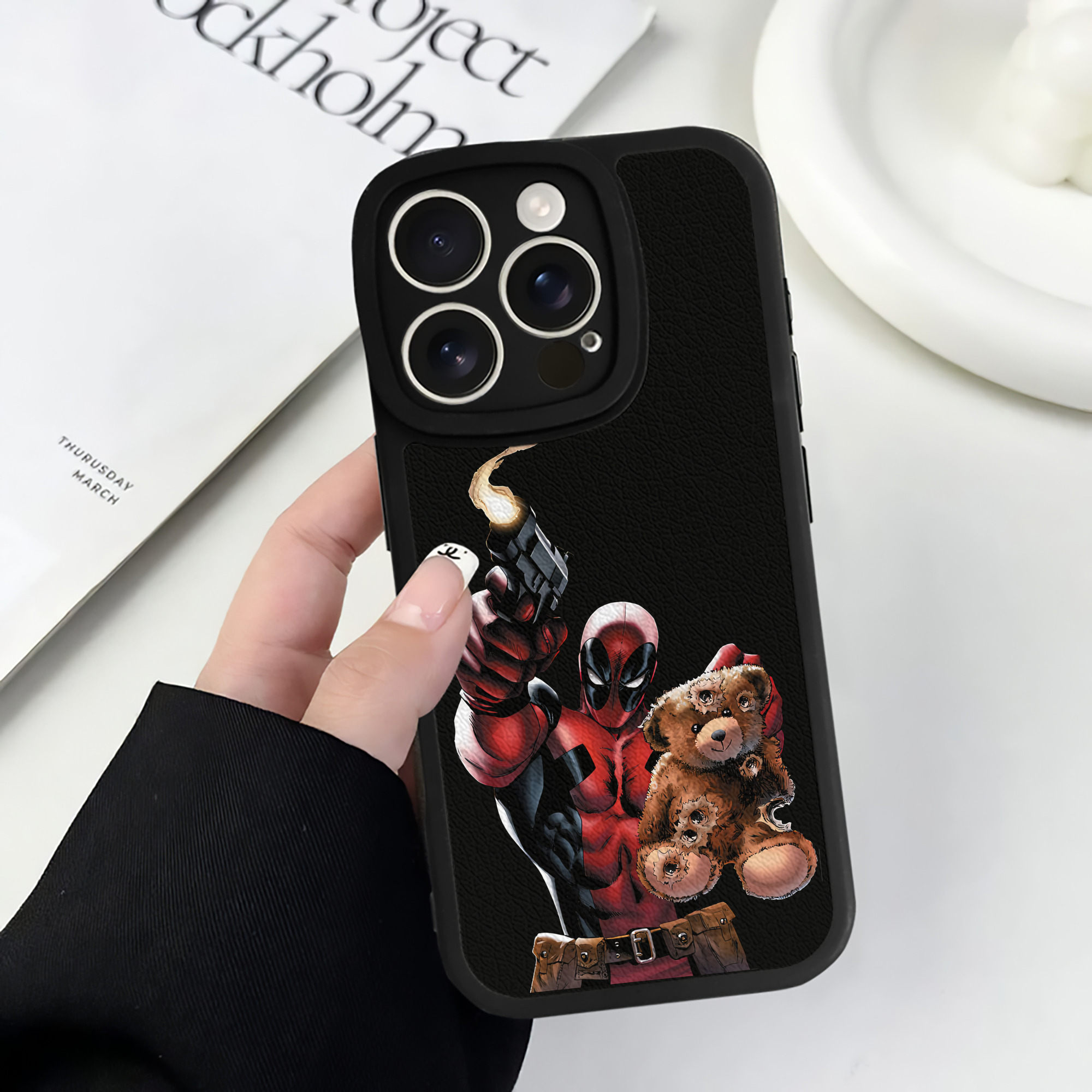 （画像用） Deadpool デッドプール 【iPhone 16シリーズ対応】シリコンスマホケース（レザー調） 材質：シリコン